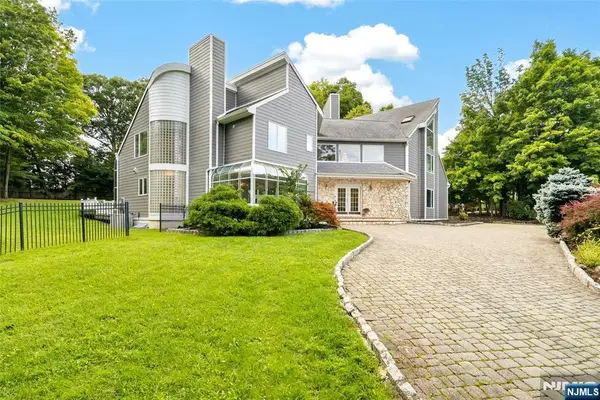 14 James Brite Circle, Mahwah, NJ 07430