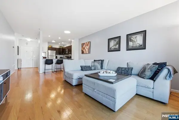 242 The Promenade 242, Edgewater, NJ 07020