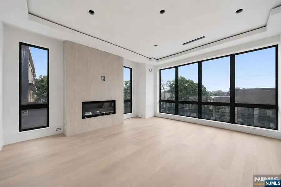 392 Undercliff Avenue 1, Edgewater, NJ 07020 - #2