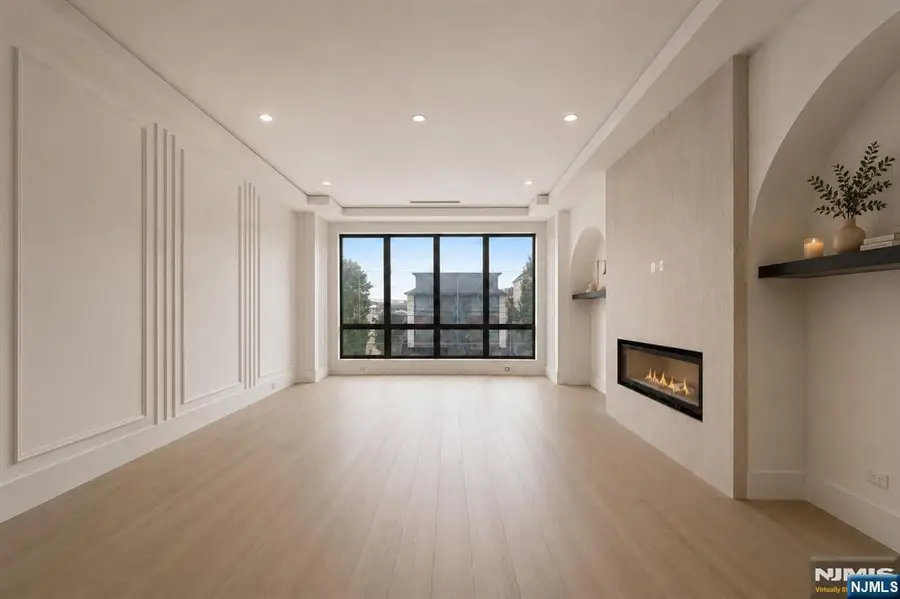 392 Undercliff Avenue 1, Edgewater, NJ 07020 - #3