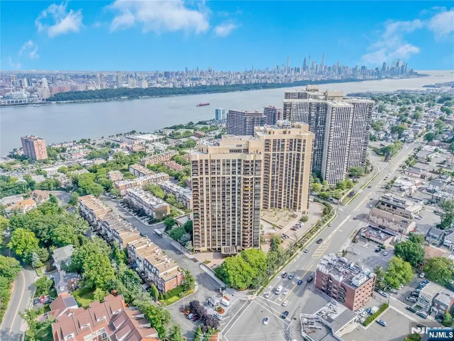 900 Palisade Avenue 17C, Fort Lee, NJ 07024 - #2