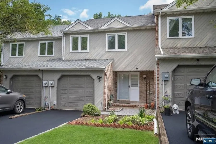 18 Guilford Court, Parsippany Troy Hills, NJ 07950 - #3