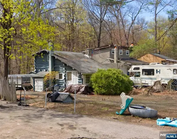 11 Setting Sun Trail, West Milford, NJ 07480