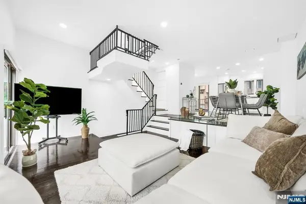 20 Veterans Way, Edgewater, NJ 07020