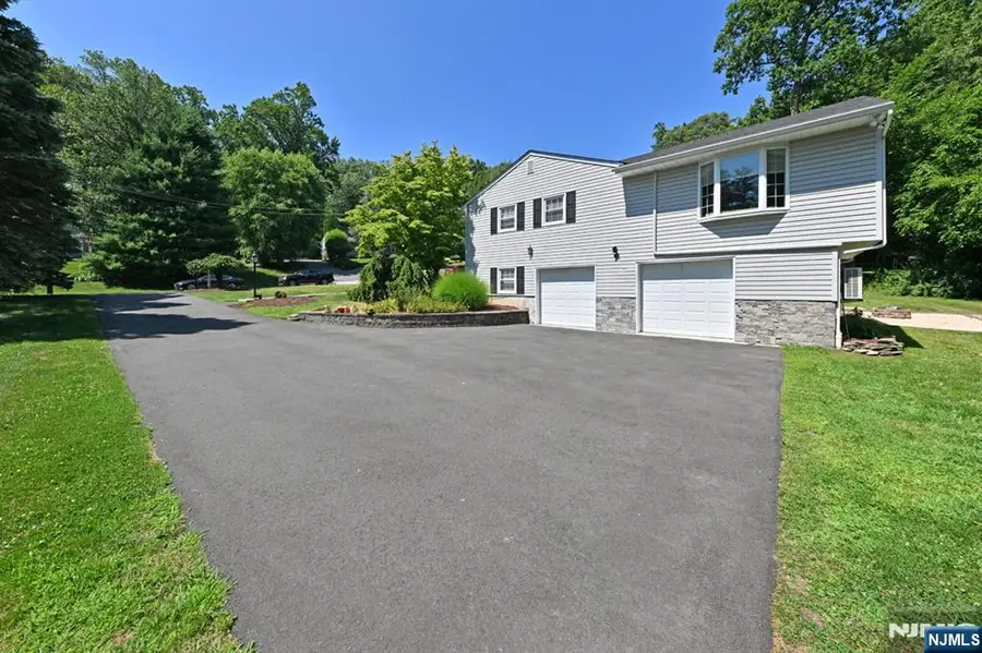 12 Heatherhill Lane, Woodcliff Lake, NJ 07677 - #3