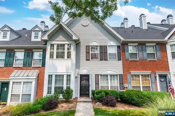 1066 Chedworth Circle, Mahwah, NJ 07430