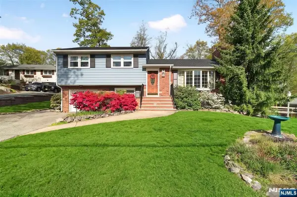 18 Hillcrest Drive, Bloomingdale, NJ 07403