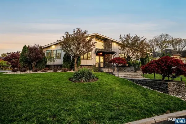 22 Berkshire Place, Englewood Cliffs, NJ 07632