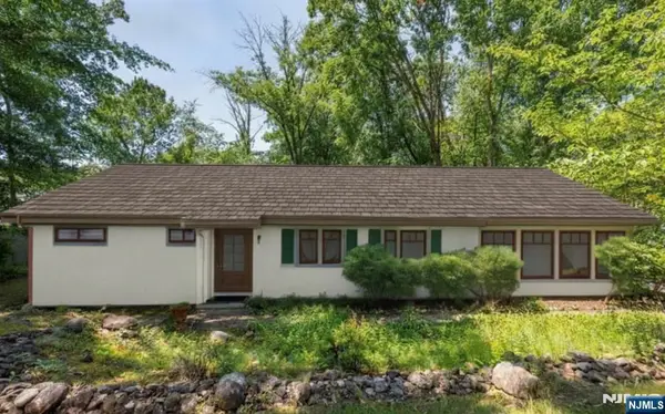 53 Old Wood Road, Morris Plains Borough, NJ 07950