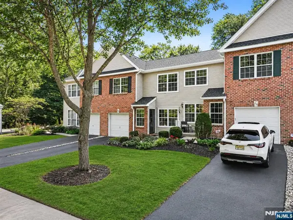 22 Pond Hollow Drive, Jefferson Township, NJ 07438