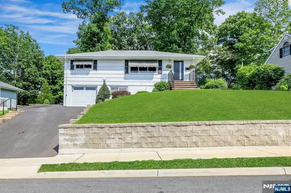 37 Hilltop Terrace, Bloomingdale, NJ 07403