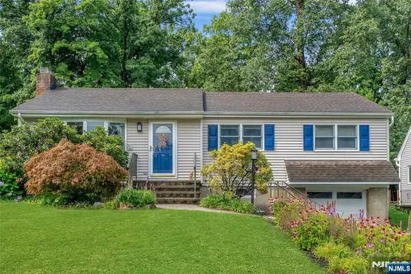 98 Walnut Street, Oakland, NJ 07436