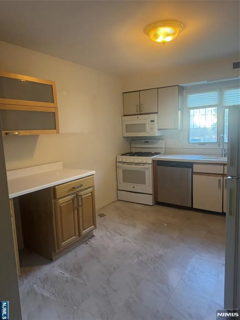 33 Canterbury Lane, New Milford, NJ 07646 - #3