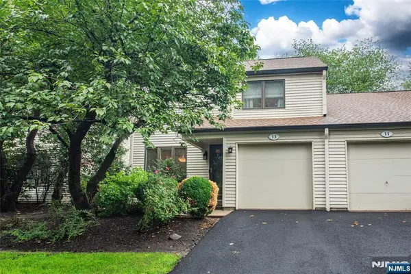 13 Stonegate Drive, Roseland, NJ 07068