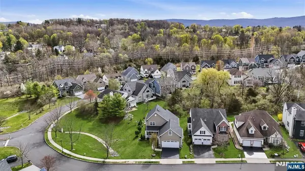2 Bluffs Court, Hamburg, NJ 07419