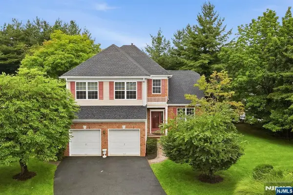 13 Oakwood Court, Cedar Grove, NJ 07009