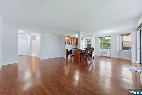 200 Grand Cove Way 4J, Edgewater, NJ 07020