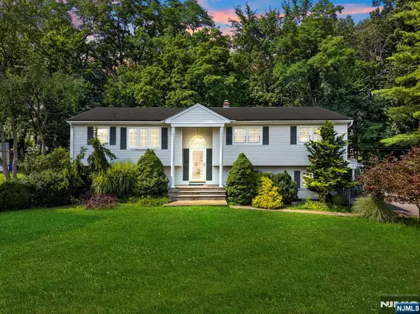 13 Friar Way, Wayne, NJ 07470