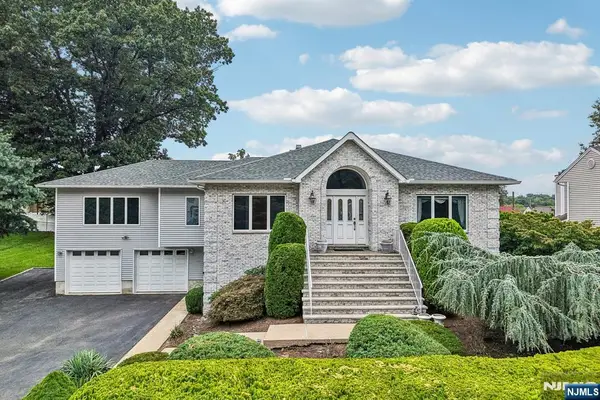 19 Brook Hollow Court, Hawthorne, NJ 07506