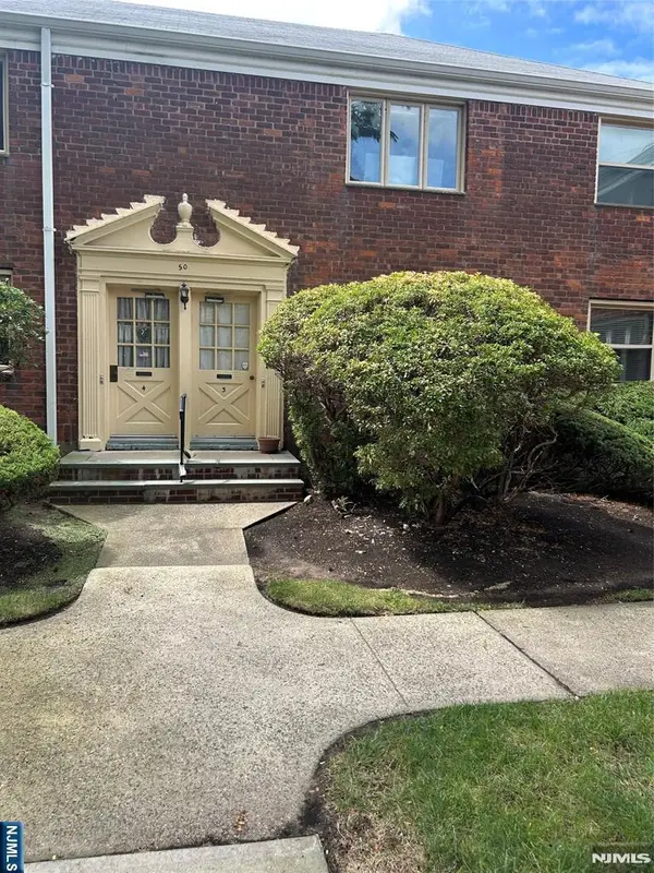 50 S 1st Street 3A, Bergenfield, NJ 07621