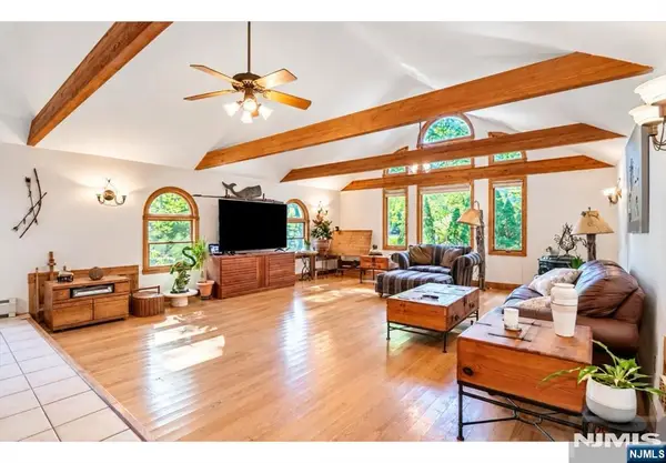 10 Locust Lane, Mahwah, NJ 07430