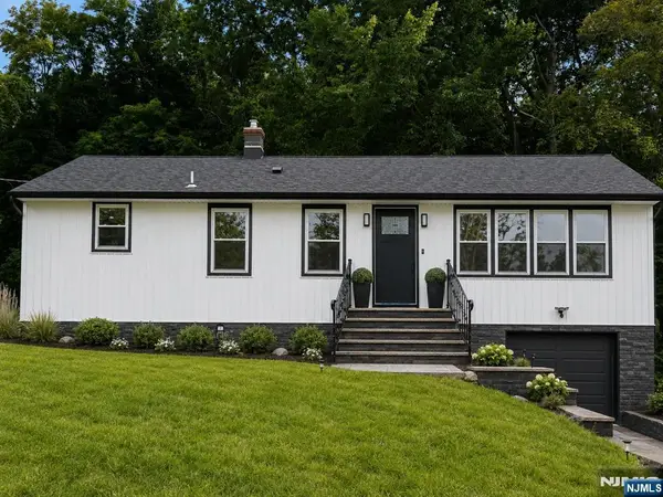 20 Manito Avenue, Oakland, NJ 07436