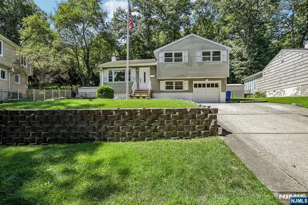 89 Knolls Road, Bloomingdale, NJ 07403