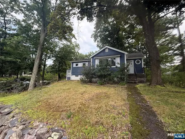 3 Illinois Trail, Hopatcong, NJ 07843