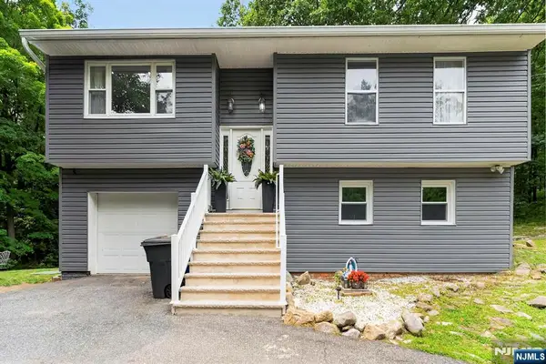 5 Lawrence Drive, Vernon, NJ 07422