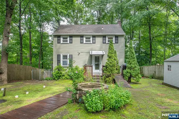 17 Highland Road, Bloomingdale, NJ 07403