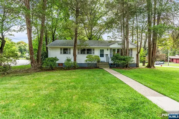 11 Mapleleaf Drive, Park Ridge, NJ 07656