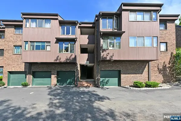 107 Indian Hollow Court 107, Mahwah, NJ 07430