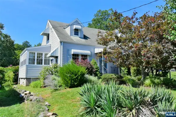 12 Woodside Avenue, Hawthorne, NJ 07506