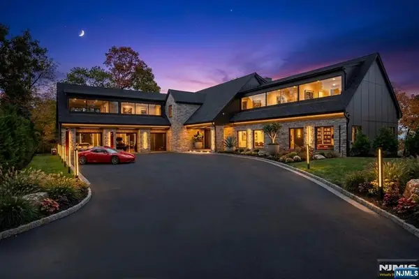 8 Flintlock Court, Totowa, NJ 07512
