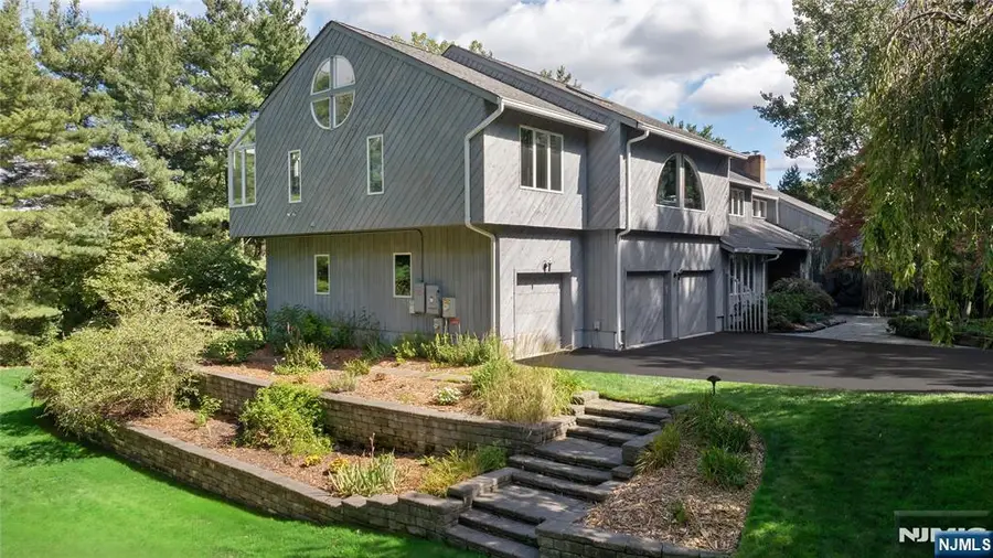 22 Angela Court, Woodcliff Lake, NJ 07677 - #3