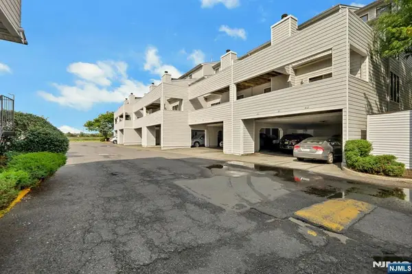 812 Topsail Lane, Secaucus, NJ 07094