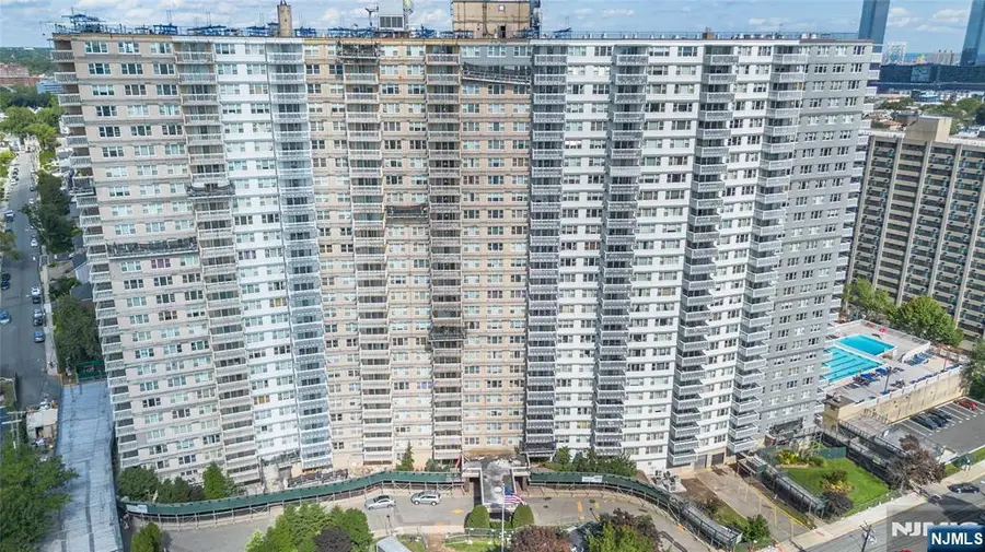 555 North Avenue 4U, Fort Lee, NJ 07024 - #2