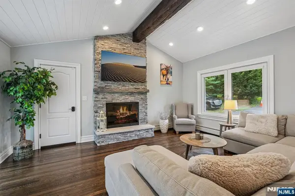 689 Colonial Road, Franklin Lakes, NJ 07417