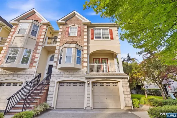 140 Blue Heron Drive, Secaucus, NJ 07094