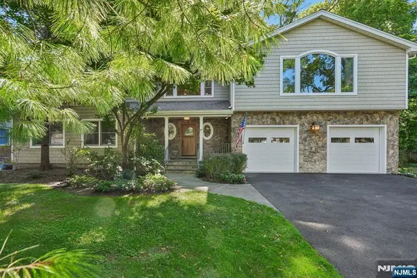74 Lakeshore Drive, Oakland, NJ 07436