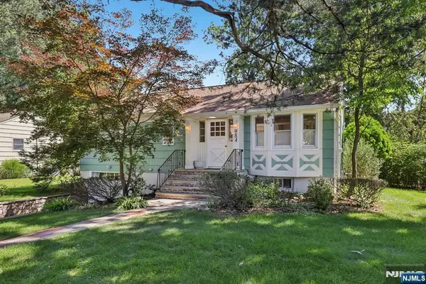 984 Crystal Lake Terrace, Franklin Lakes, NJ 07417
