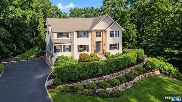 8 Goldfinch Run, Kinnelon Borough, NJ 07405