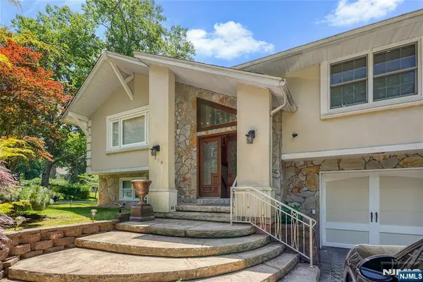 318 Briarcliff Lane, Paramus, NJ 07652