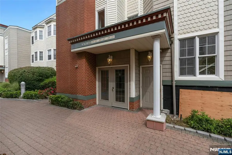 351 The Promenade 351, Edgewater, NJ 07020 - #2