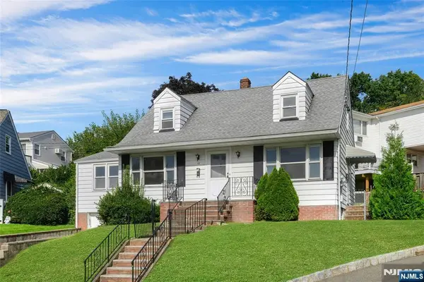 18 Plymouth Court, Bloomfield, NJ 07003