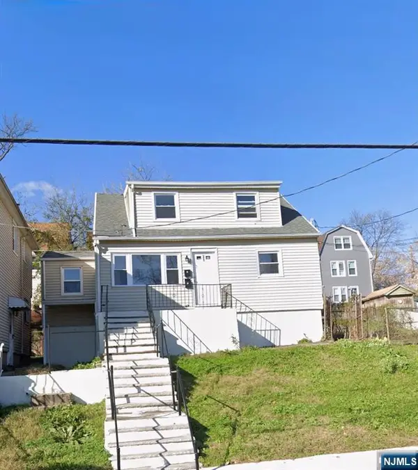 31 Bayside Terrace, Jersey City, NJ 07305