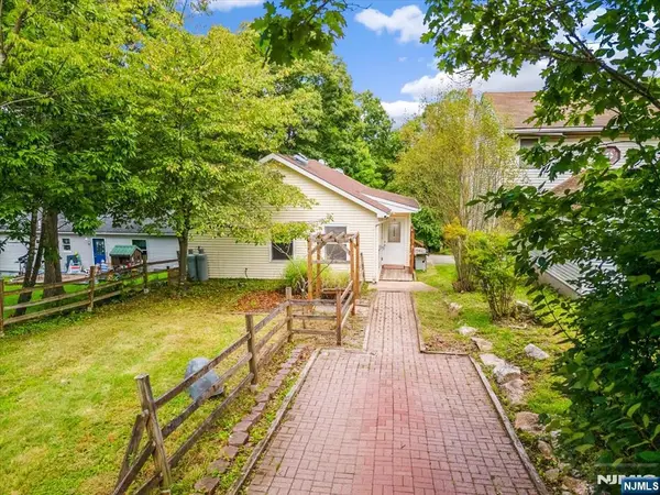 25 Tansboro Road, West Milford, NJ 07421
