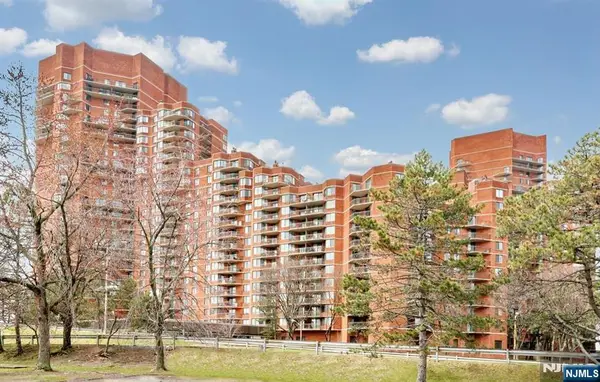 1020 Harmon Cove Tower 1020, Secaucus, NJ 07094