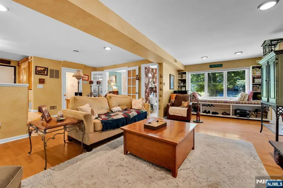 11 Dogwood Court, Mahwah, NJ 07430 - #3