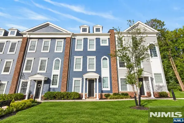 18 Parkside Lane, Teaneck, NJ 07666